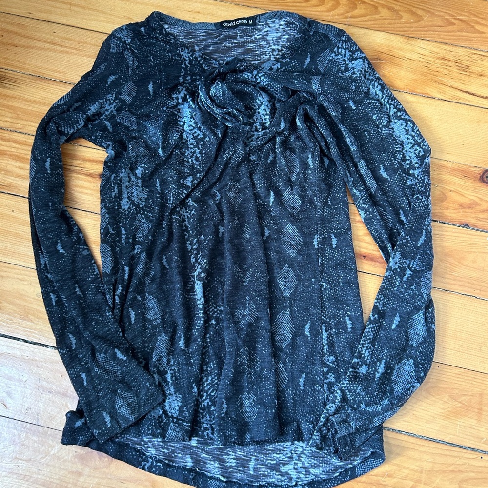 ☀️3/$25 David Cline snake print long sleeve top medium black